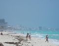 Turistas disfrutan la playa previo a la llegada del huracán "Beryl" en Cancún, México, el miércoles 3 de julio de 2024. AP/F. Llano.