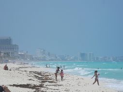 Turistas disfrutan la playa previo a la llegada del huracán 