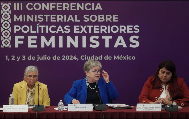 La canciller mexicana Alicia Bárcena las senadoras Olga Sánchez Cordero y Marcela Mora Arellano, participan en la clausura de la III Conferencia Ministerial sobre Políticas Exteriores Feministas, este miércoles en Ciudad de México. EFE/ I. Esquive.