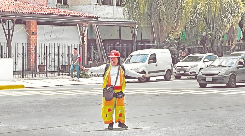 Los semáforos de Patria y Tabachines estuvieron apagados tras las lluvias, pero un actor callejero se encargó de dirigir el tráfico ante la ausencia de los policías viales. CORTESÍA/ TRÁFICO ZMG