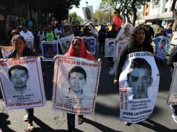 A 88 días de que termine el sexenio de Andrés Manuel López Obrador, el Presidente se compromete a no dar carpetazo al caso Ayotzinapa. En la fotografía padres de los 43 desaparecidos durante manifestación en diciembre del 2019. NOTIMEX / ARCHIVO