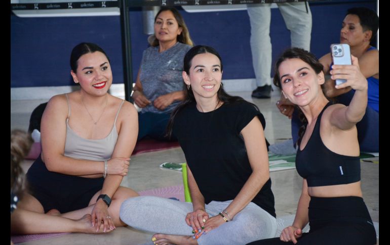 Evelyn Ávalos, Tania Cortez y Sofía Bueno en la clase de Yoga de Plaza Galerías Guadalajara. GENTE BIEN JALISCO/ Marifer Rached