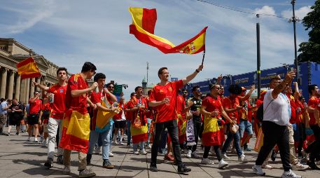 Afición española en Stuttgart, donde hoy La Roja enfrenta a Alemania. EFE/J. Guillén