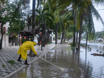 La amenaza de "Beryl" continúa vigente por los fuertes vientos y mareas. En la fotografía, un hombre limpia un desagüe después del paso de "Beryl" por Tulum, Mexico, el viernes 5 de julio de 2024. AP / F. LLANO
