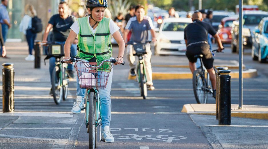 Pedalistas prefieren la ciclovía de Federalismo, ya que circulan con más seguridad. Piden a los Ayuntamientos ampliarla. EL INFORMADOR/ H. Figueroa