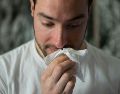 Para manejar los síntomas de las alergias estacionales, se recomienda el uso de aerosoles nasales con corticoesteroides, antihistamínicos y descongestionantes. UNSPLASH/ Brittany Colette