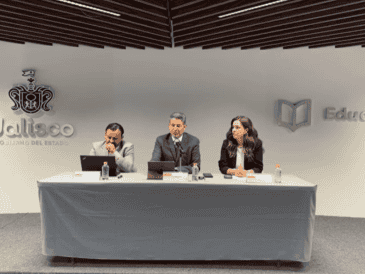 Flores Miramontes refirió comenzará la construcción de nuevas escuelas en Puerto Vallarta y Lagos de Moreno. ESPECIAL/ FACEBOOK/ Secretaría de Educación Jalisco .