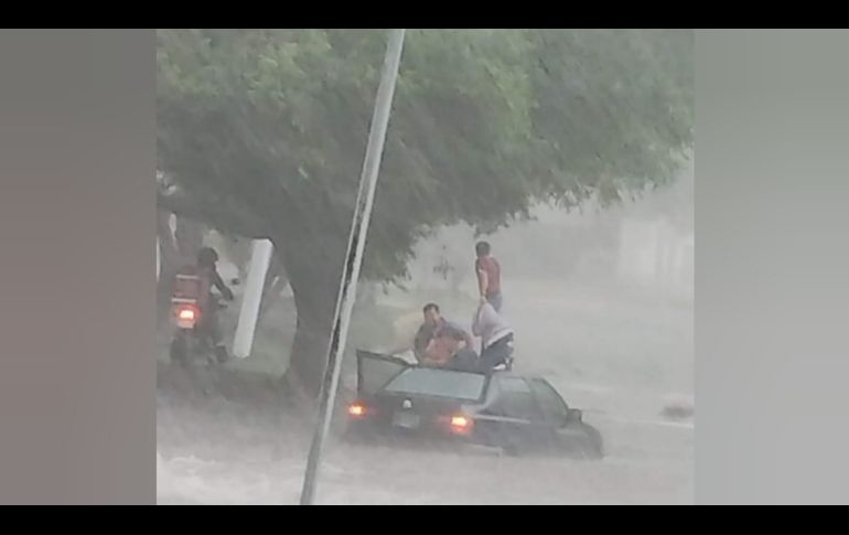 La tormenta provocó inundaciones y arrastres de autos. CORTESÍA
