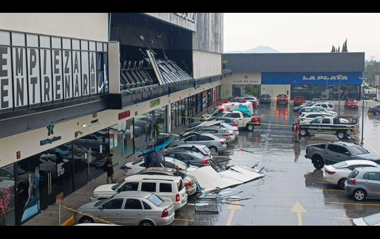 En la colonia San José del Bajío en Zapopan, se reportó la caída de un ventanal de un gimnasio del centro comercial debido a las fuertes lluvias y ventiscas. ESPECIAL