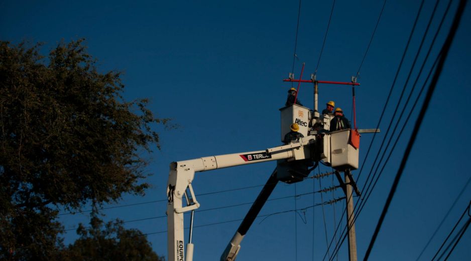 La Comisión Federal de Electricidad afirma que en menos de 24 horas resuelve los problemas de transformadores dañados o postes caídos. EL INFORMADOR/Archivo