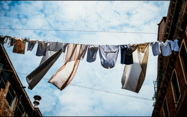 Es posible ahorrarte muchos problemas si secas la ropa después de lavarla. UNSPLASH / E. WITSOE