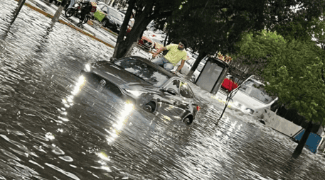 En el caso específico de vehículos varados, inundaciones y encharcamientos, Protección Civil Estatal participa en las labores de atención directa. ESPECIAL