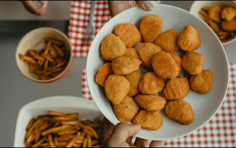 Los nuggets son una clásica fritura, hecha de carne molida de pollo. UNSPLASH / TYSON