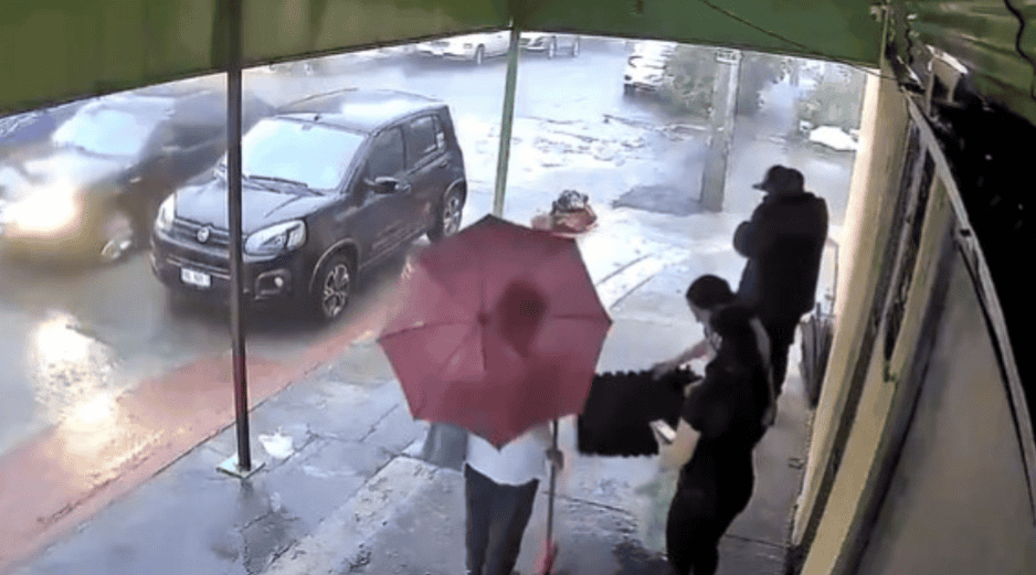 En un video se puede ver cuando un auto aparece en medio de la lluvia y de sus ventanas salen armas de grueso calibre que disparan contra las cinco personas. ESPECIAL.