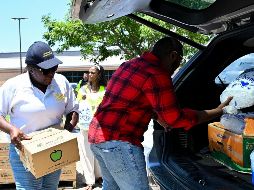 Voluntarios ayudan a entrega hielo y suministros en Houston, después de que el huracán Beryl golpeara la ciudad y dejara casi millones de casas y negocios sin luz. AP/M. Lysaker