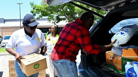 Voluntarios ayudan a entrega hielo y suministros en Houston, después de que el huracán Beryl golpeara la ciudad y dejara casi millones de casas y negocios sin luz. AP/M. Lysaker