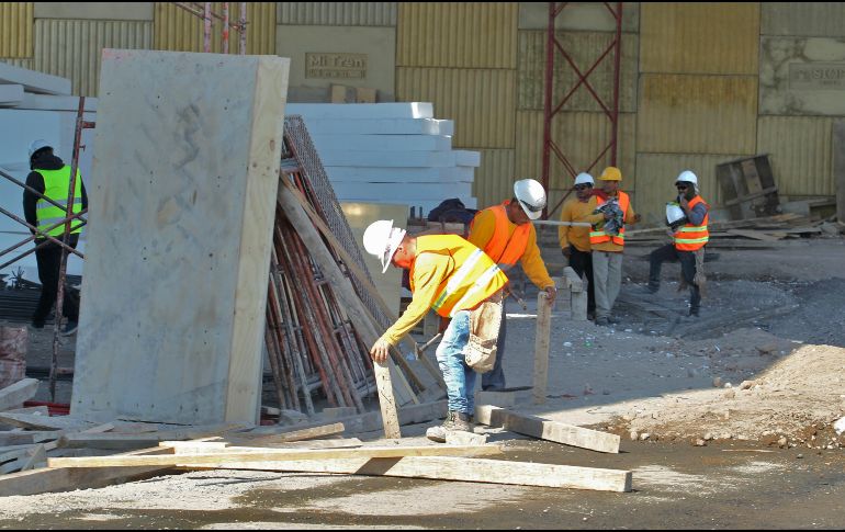 México es uno de los países del mundo donde más horas se trabajan al año, según la OCDE, que señala que los mexicanos laboran 2 mil 124 horas anuales. EL INFORMADOR / ARCHIVO