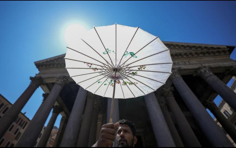 Los meteorólogos dijeron que las temperaturas en las grandes ciudades, fueron aún más altas que lo que se informó oficialmente. AP / A. MEDICHINI