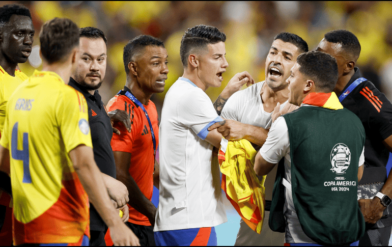 Luis Suárez reaccionó ante la tensión que hubo anoche con los jugadores de Colombia al término de la semifinal. EFE / E. S. Lesser