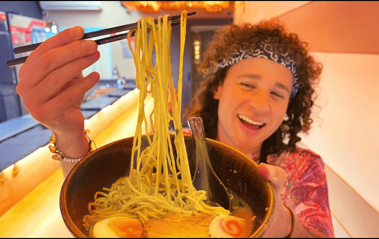 El influencer decidió adquirir parte de su restautante de comida japonesa favorito en el 2020. Ahora dice que es el mejor de todos. ESPECIAL / Miniatura de Luisito Comunica en YouTube