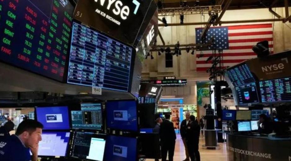 Al término de la jornada en la Bolsa de Nueva York, el Dow Jones subió a 39.748 puntos, el selectivo S&P 500 bajó un 0.88 %, a cinco mil 584 unidades, y el tecnológico Nasdaq retrocedió un 1.92 %, a 18.288 enteros. AFP / ARCHIVO