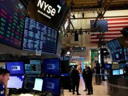 Al término de la jornada en la Bolsa de Nueva York, el Dow Jones subió a 39.748 puntos, el selectivo S&P 500 bajó un 0.88 %, a cinco mil 584 unidades, y el tecnológico Nasdaq retrocedió un 1.92 %, a 18.288 enteros. AFP / ARCHIVO