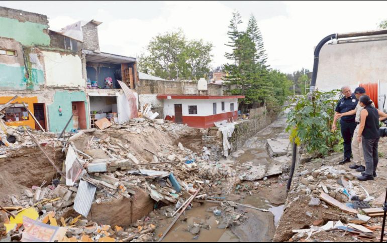 Autoridades evalúan la zona afectada por el desbordamiento del agua, en Zapopan. EL INFORMADOR/A. Navarro