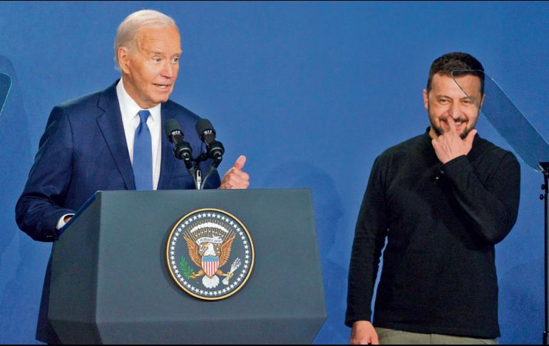 Momento en el que Biden confundió a Zelenski  con Putin, detonando risas entre el mandatario de Ucrania y los presentes. EFE