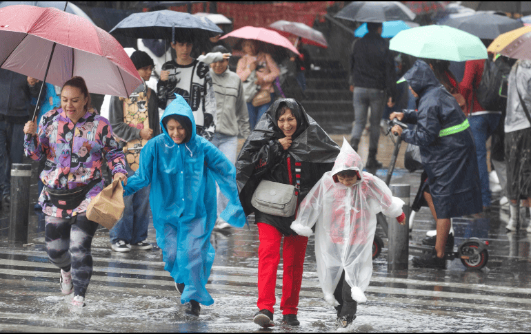 La onda tropical No. 8 se desplazará sobre el Pacífico central mexicano, propiciando lluvias fuertes a muy fuertes en el occidente de México. SUN / Y. M. Osnaya