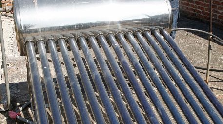 La instalación del termo solar no es compleja, pero es recomendable consultar a un técnico.  EL INFORMADOR / ARCHIVO