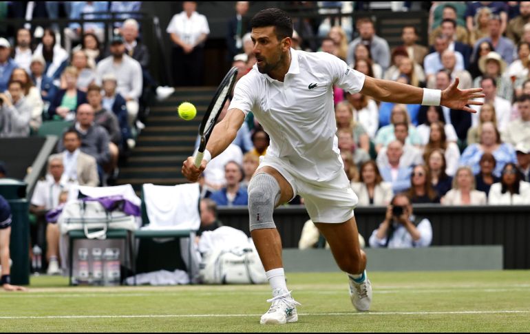 Djokovic, quien no ha disputado ninguna final este año, y necesitó de una operación de rodilla derecha en junio, y busca su octavo campeonato en el All England Club para empatar una marca de Roger Federer. EFE / T. Akmen