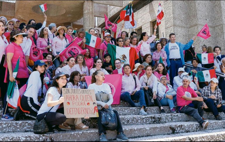 Barajas Villa y más de 200 personas protestan en San Lázaro, explorando vías para desafiar la reforma y sobrerrepresentación ante organismos internacionales. EL UNIVERSAL