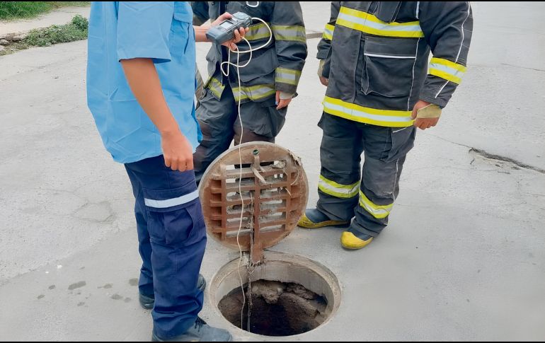 Personal del SIAPA, Protección Civil del Estado y del municipio de Tonalá trabajan en la limpieza del drenaje de la zona afectada. CORTESÍA