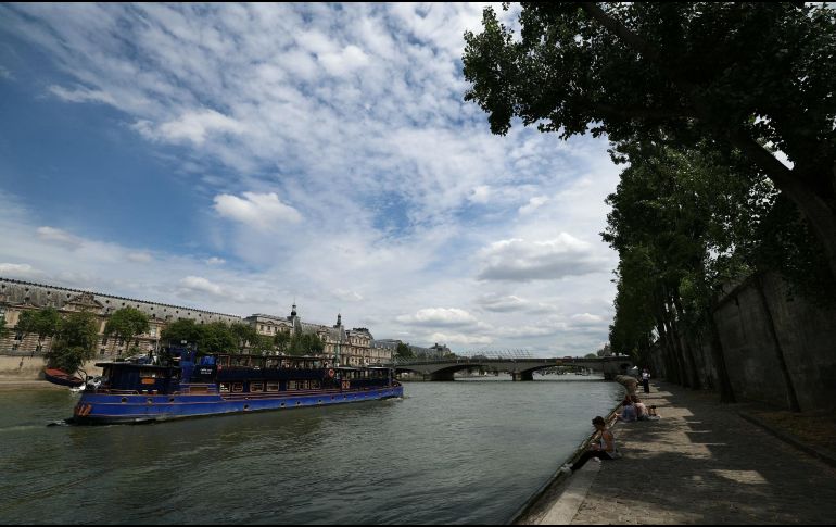 La ministra se zambulló en las aguas del Sena, cerca de donde está previsto la disputa de las pruebas olímpicas de natación en aguas abiertas y el triatlón. AFP / E. Dunand