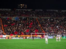 Los incidentes ocurrieron tanto dentro como fuera del Estadio de Xolos, con enfrentamientos entre aficionados de ambos equipos, resultando en varios heridos y daños materiales. IMAGO7