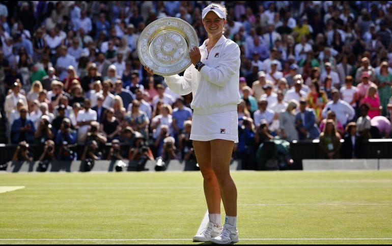 Krejcikova, que sucede en el palmarés a Marketa Vondrousova, volverá a meterse en el Top-10 del tenis femenino a partir del lunes. EFE / T. Akmen