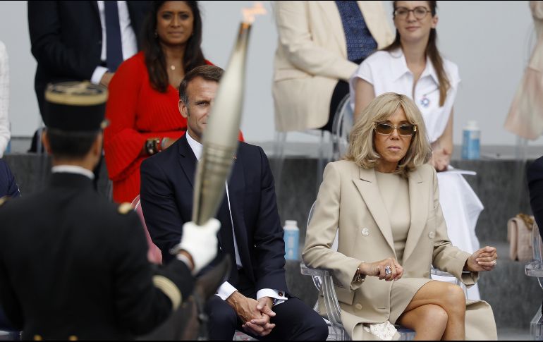 El presidente Emmanuel Macron, junto a su esposa Brigitte, saludó la llegada de la antorcha olímpica con la interpretación del himno nacional francés, la Marsellesa. EFE / Y. Valat