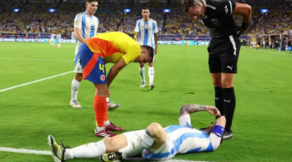 La escena mostraba su tobillo derecho visiblemente hinchado, evocando recuerdos de la lesión de Maradona en el Mundial de 1990. El jugador de 37 años se mostró visiblemente afectado. AFP/ARCHIVO