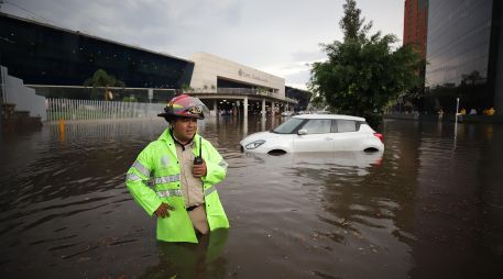 Hasta el momento, las dependencias de Bomberos y Protección Civil municipales no han informado de alguna persona lesionada o arrastrada por las corrientes de agua como ha ocurrido en otros días durante la temporada de lluvias de este año. CORTESÍA / Protección Civil y Bomberos de Zapopan