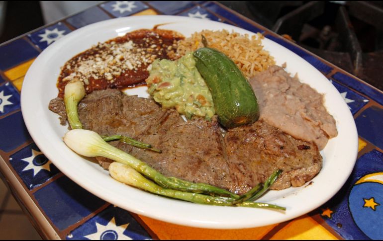 Una recomendación es limitar el consumo de: carne roja (cerdo, cabra, cordero), mortadela y salchichas. EFE / ARCHIVO