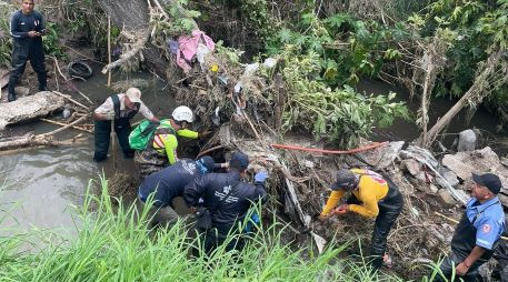 El cuerpo será trasladado por Personal de Servicios Médicos Forenses; la búsqueda de la mujer continúa. ESPECIAL /  Protección Civil y Bomberos de Tlajomulco