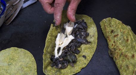 Este mineral se encuentra en alimentos como espinacas, queso, maíz; entre otros. AFP / ARCHIVO