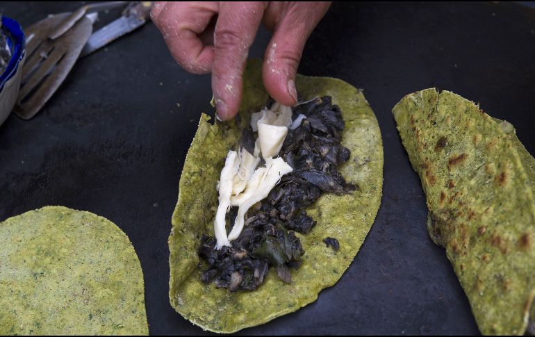 Este mineral se encuentra en alimentos como espinacas, queso, maíz; entre otros. AFP / ARCHIVO