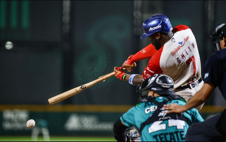 Dwight Smith inició la ofensiva jalisciense con un cuadrangular en la cuarta entrada. CORTESÍA/Charros de Jalisco