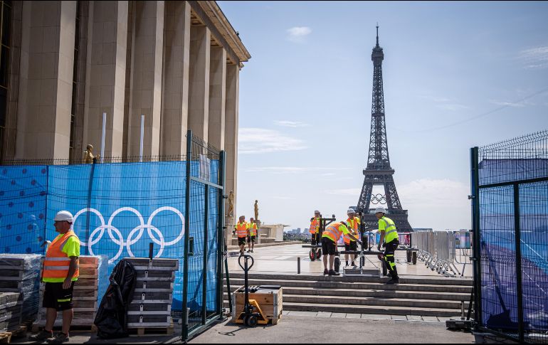 Preparativos para la ceremonia de inauguración de los Juegos Olímpicos, que arrancarán el 26 de julio. EFE/C. Petit