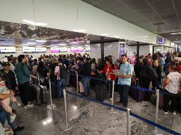 Con motivo de la múltiple cancelación de vuelos, los pasajeros quedaron varados el día de ayer en el Aeropuerto de Guadalajara. EL INFORMADOR/ H. Figueroa