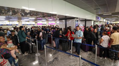 Con motivo de la múltiple cancelación de vuelos, los pasajeros quedaron varados el día de ayer en el Aeropuerto de Guadalajara. EL INFORMADOR/ H. Figueroa