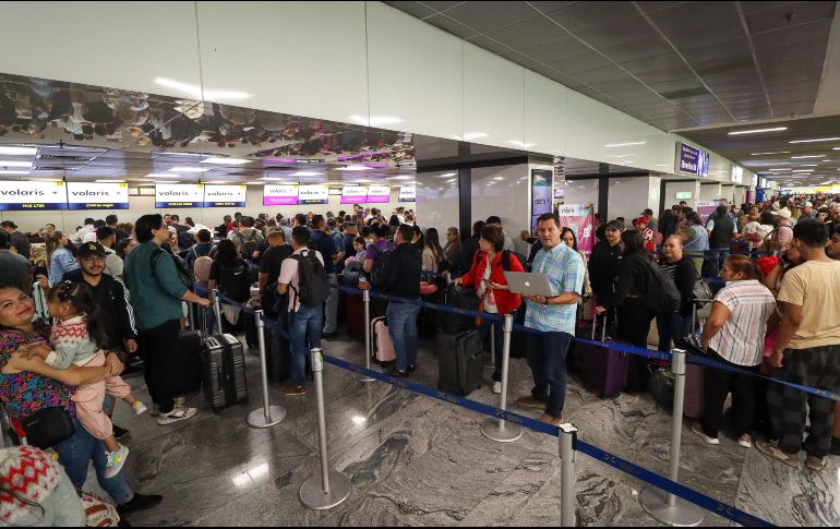 Con motivo de la múltiple cancelación de vuelos, los pasajeros quedaron varados el día de ayer en el Aeropuerto de Guadalajara. EL INFORMADOR/ H. Figueroa