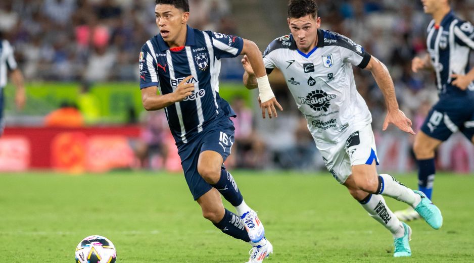 El medio ofensivo colombiano Johan Rojas (izquierda) anotó su primer gol en México. EFE/M. Sierra