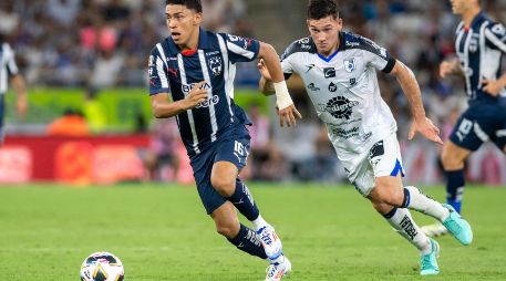 El medio ofensivo colombiano Johan Rojas (izquierda) anotó su primer gol en México. EFE/M. Sierra